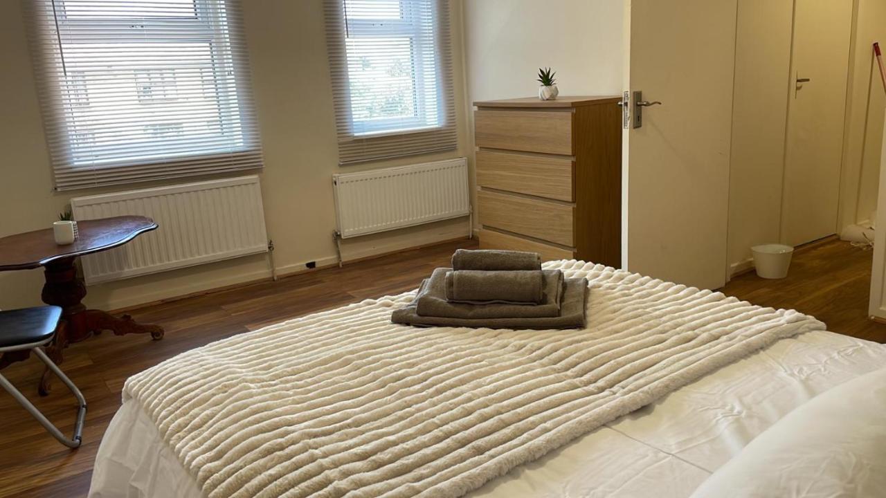 Single And Doubles Close To * Londra